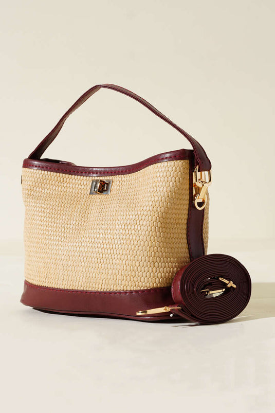 حقيبة بمظهر القش باللون الأحمر الداكن