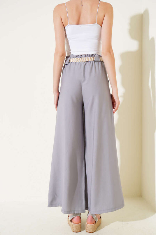 بنطلون واسع الساق مع حزام من القش باللون الرمادي
