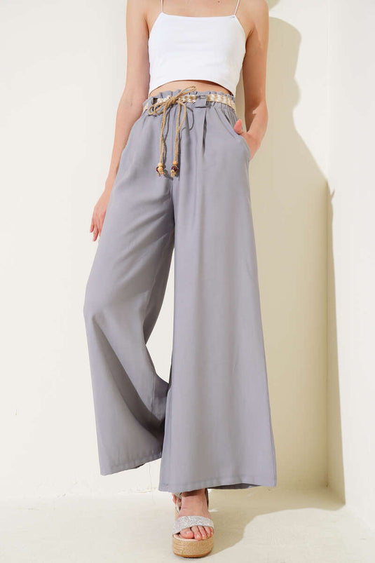 بنطلون واسع الساق مع حزام من القش باللون الرمادي
