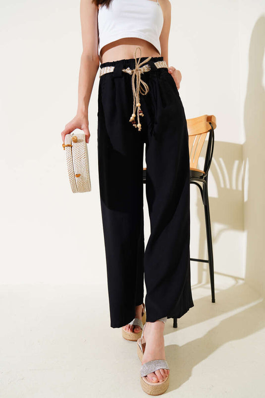 بنطلون واسع الساق مع حزام من القش باللون الأسود