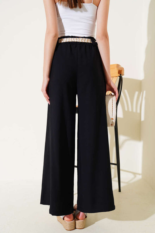 بنطلون واسع الساق مع حزام من القش باللون الأسود