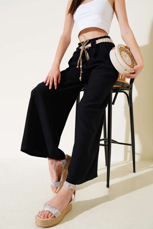 بنطلون واسع الساق مع حزام من القش باللون الأسود