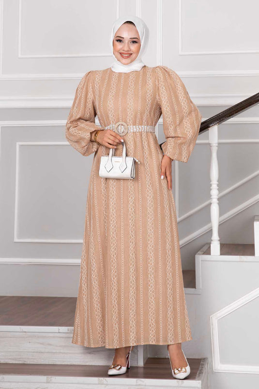 Robe Hijab à motifs avec chaîne et ceinture en osier Latte