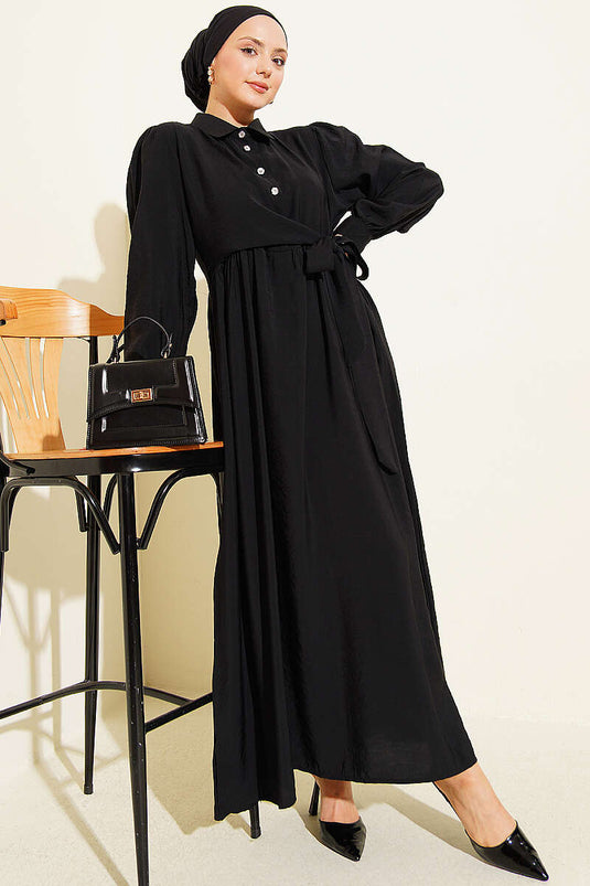 Robe noire à boutons en pierre avec lien latéral