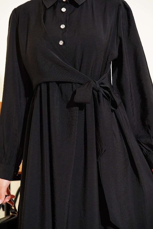 Robe noire à boutons en pierre avec lien latéral