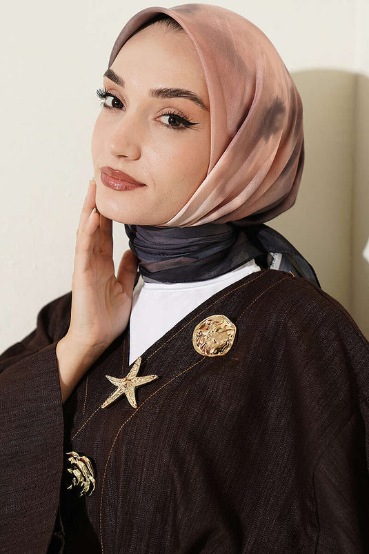 وشاح ملون بنقوش هولوغرام