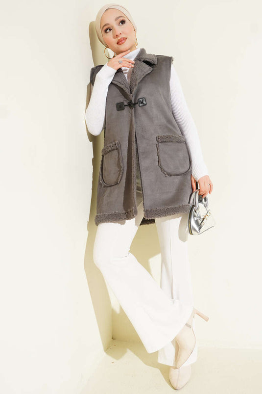 Gilet en daim avec doublure en fourrure et poches, gris foncé