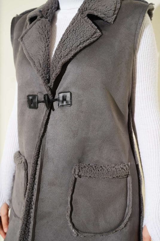 Gilet en daim avec doublure en fourrure et poches, gris foncé