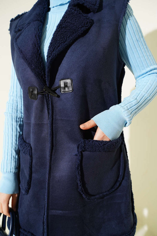 Gilet en daim bleu marine avec doublure en fourrure et poches