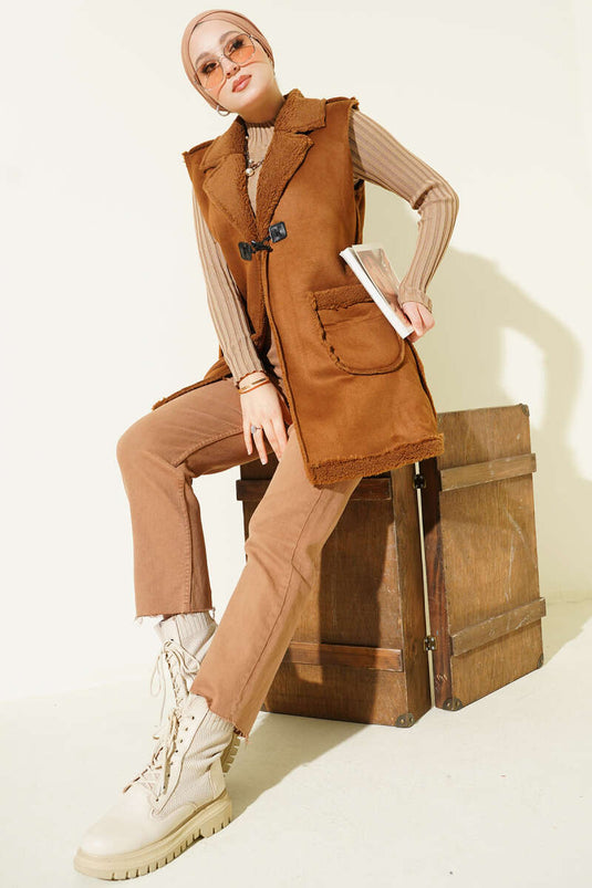 Gilet en daim doublé de fourrure avec poches, couleur fauve