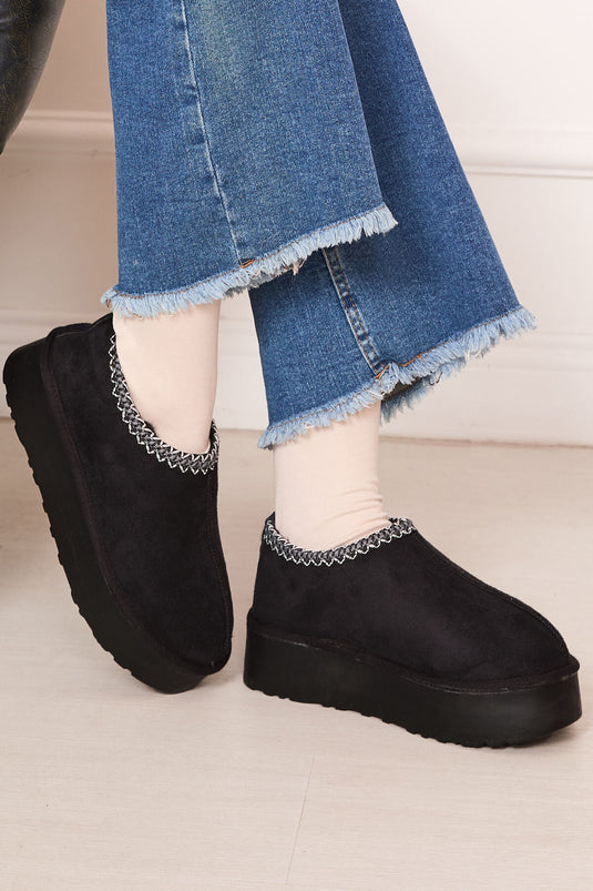 حذاء قصير ذو نعل سميك وبطانة من الفرو باللون الأسود