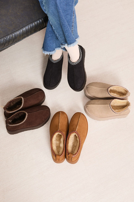 حذاء قصير ذو نعل سميك وبطانة من الفرو باللون الأسود