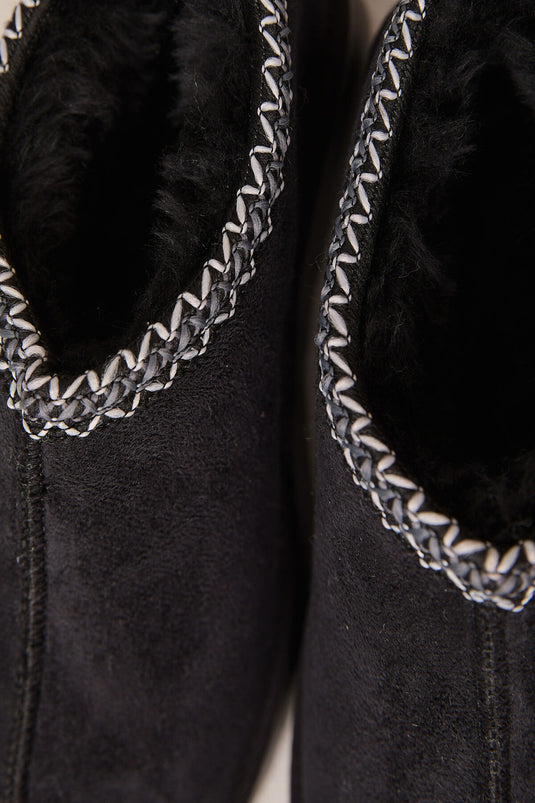 حذاء قصير ذو نعل سميك وبطانة من الفرو باللون الأسود