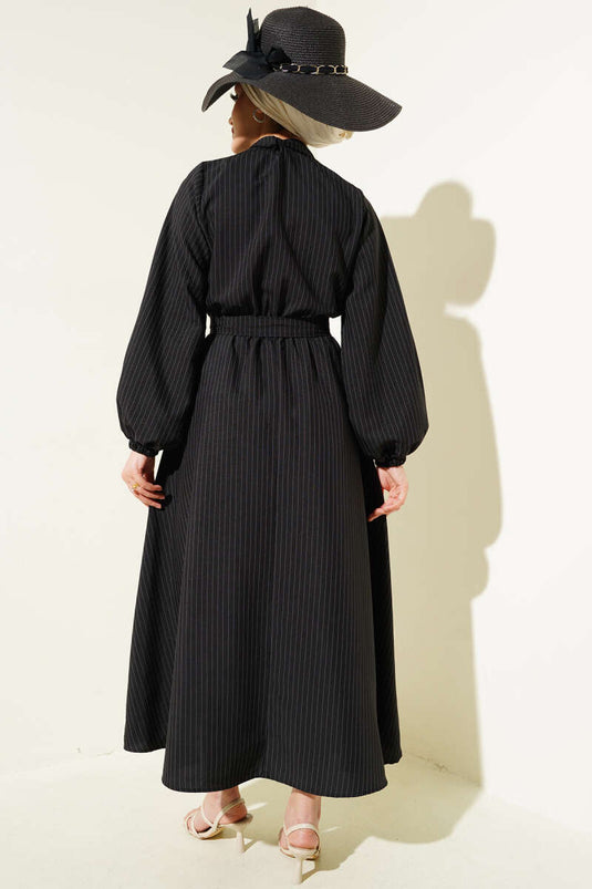 Robe noire à rayures fines et taille élastique avec demi-bouton