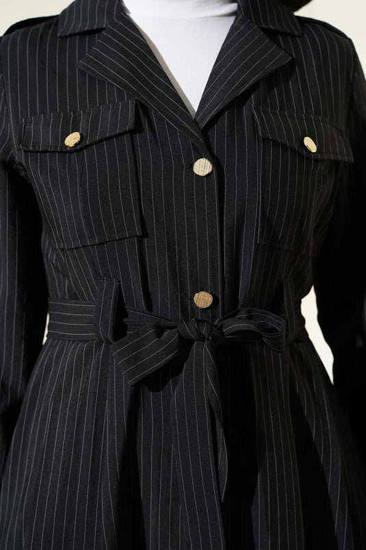 Schwarzes, durchgehendes Kleid mit feinen Streifen und Knöpfen
