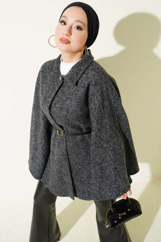 بونشو من الكشمير بلون رمادي دخاني، بياقة قميص رفيعة وحزام.