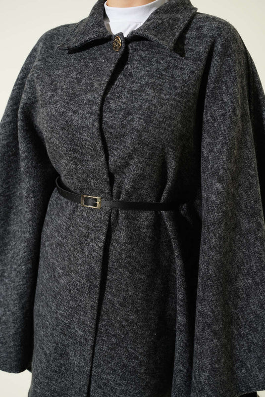 بونشو من الكشمير بلون رمادي دخاني، بياقة قميص رفيعة وحزام.