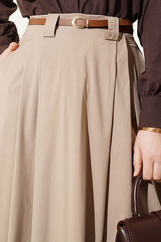 تنورة بيج بتفاصيل طيات وحزام رفيع