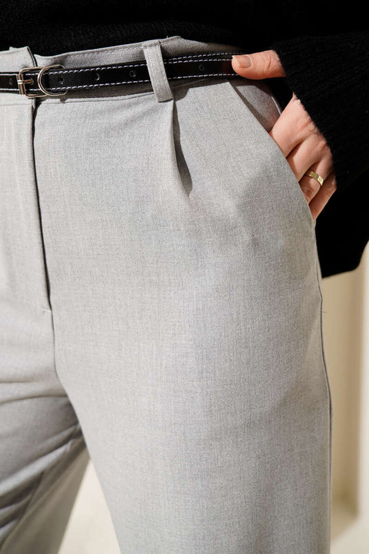بنطال قماش بطيات وحزام رفيع رمادي