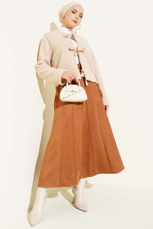 تنورة من جلد الغزال بحزام رفيع باللون البني