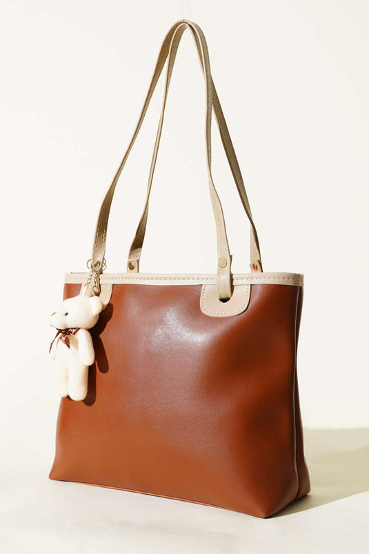 Sac à anses fines avec accessoire ours en peluche, couleur beige.