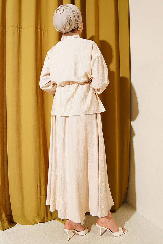 Ensemble beige avec jupe à ceinture à tunnel et fleurs perlées
