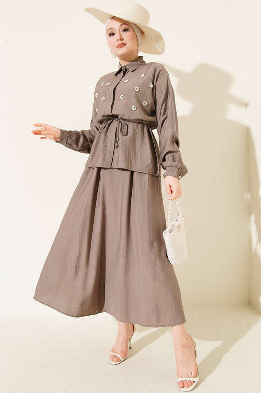 طقم تنورة بحزام خصر مزين بأزهار اللؤلؤ بلون فيزون