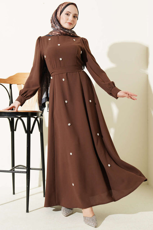 Robe Orné Beige Avec Ceinture À Fleurs En Perles