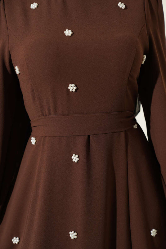Robe Orné Beige Avec Ceinture À Fleurs En Perles