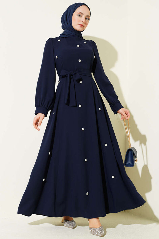 Robe Marine Ornée Avec Ceinture Et Détail Fleur De Perle
