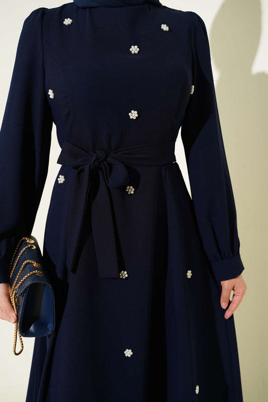 Robe Marine Ornée Avec Ceinture Et Détail Fleur De Perle