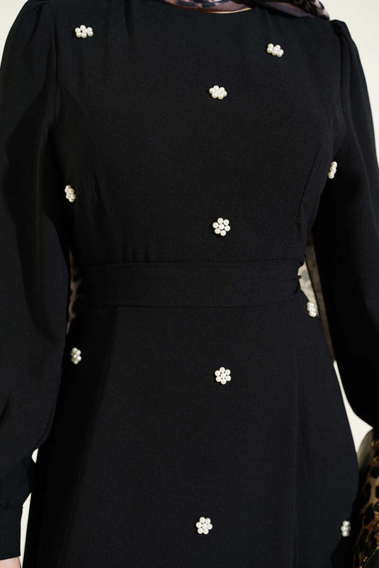 Robe Noire À Ceinture Avec Fleurs Perlières