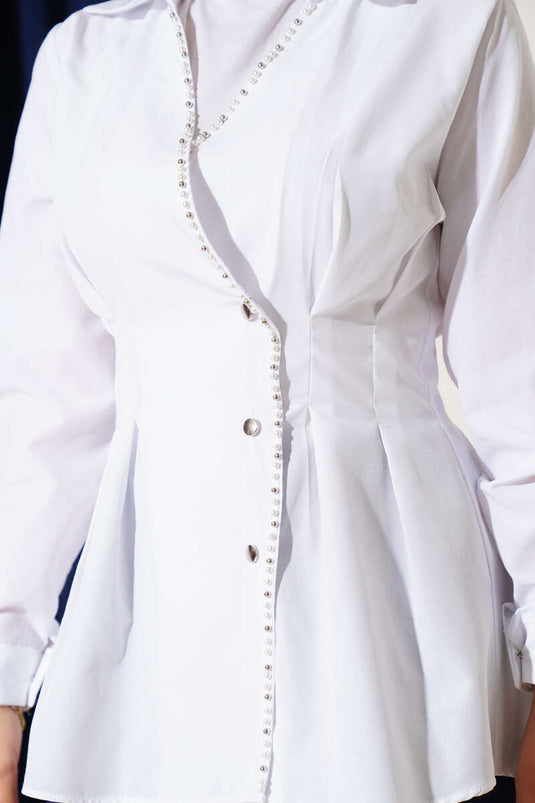 قميص أبيض مطوي الخصر بتفاصيل اللؤلؤ