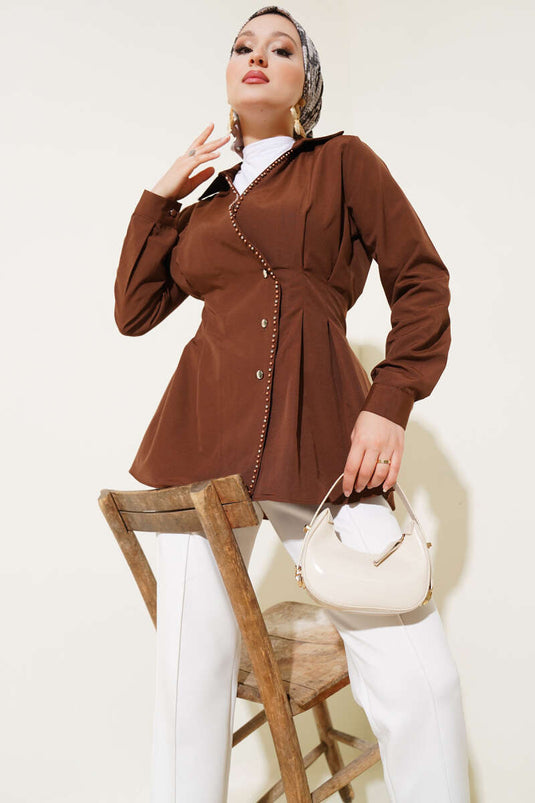 Chemise plissée à taille détaillée avec perles marron