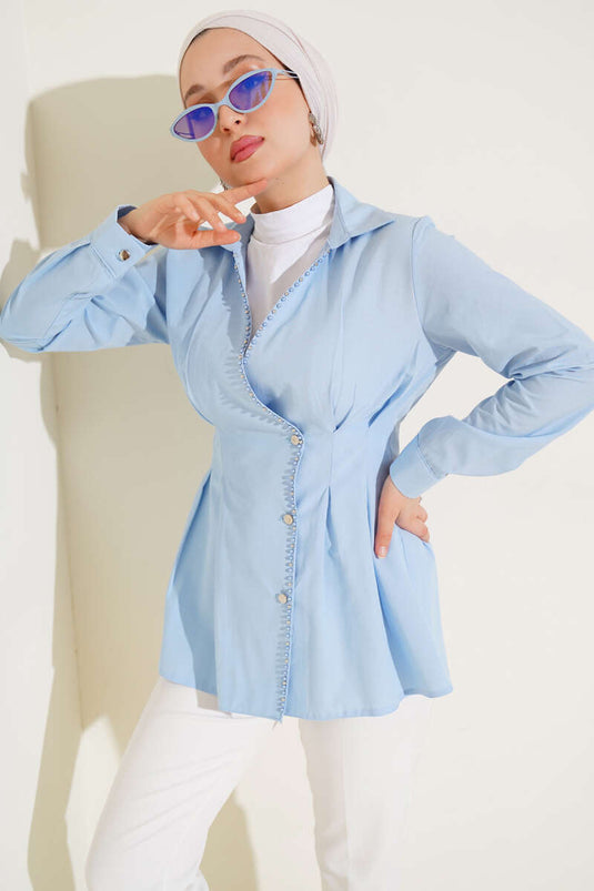 Chemise plissée à taille détaillée avec perles bleues