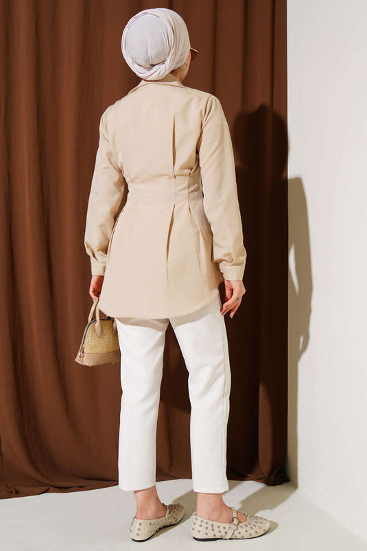 Chemise plissée ornée de perles et de pierres