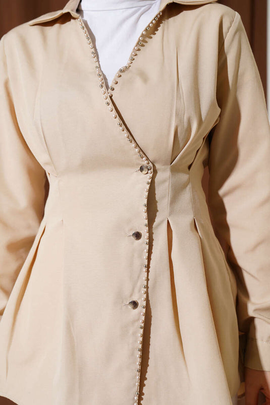 قميص مطوي مزين باللؤلؤ ومزين بالأحجار