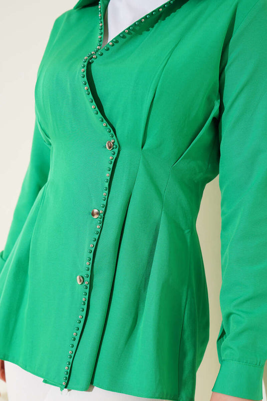 قميص أخضر مطوي بتفاصيل لؤلؤة عند الخصر