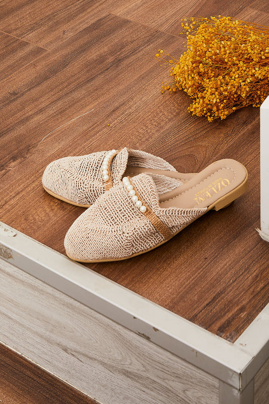 Chaussons en paille ornés de perles et de pierres