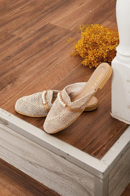 Chaussons en paille ornés de perles et de pierres