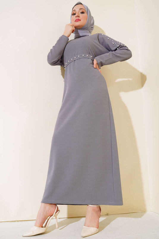Graues Kleid mit Perlendetail und Gürtel