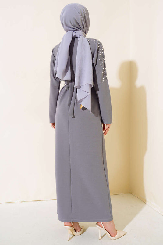 Graues Kleid mit Perlendetail und Gürtel