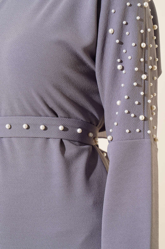 Graues Kleid mit Perlendetail und Gürtel