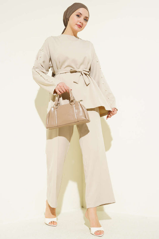 Completo doppio con cintura e dettagli perle beige