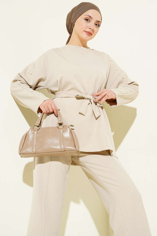 Completo doppio con cintura e dettagli perle beige