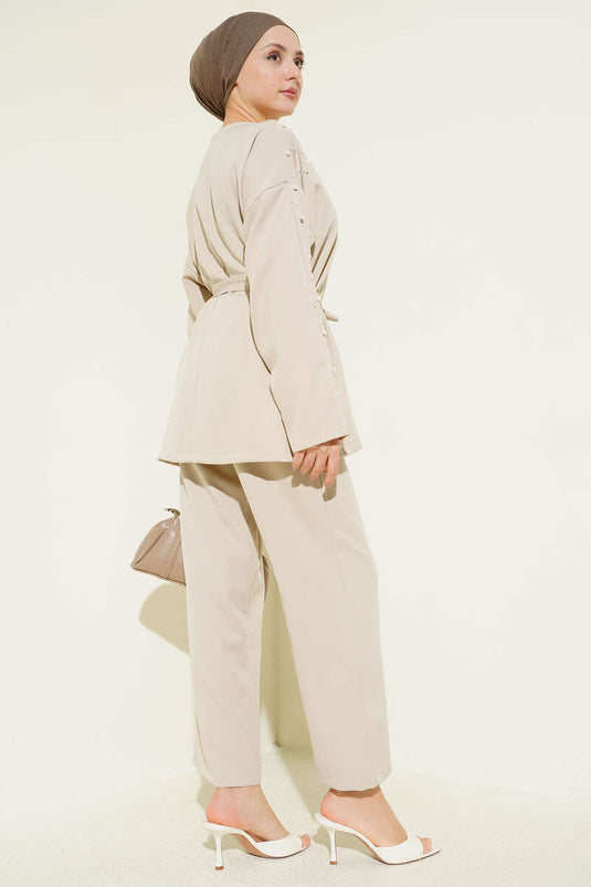 Completo doppio con cintura e dettagli perle beige
