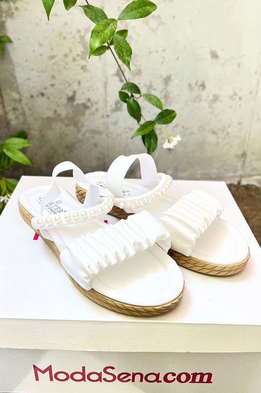 Sandales blanches ornées de perles