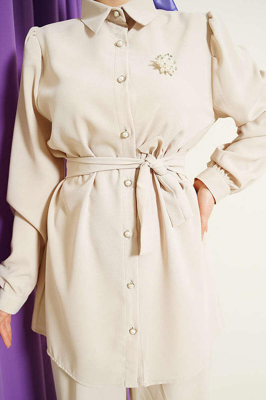 Ensemble deux pièces beige avec ceinture et boutons nacrés