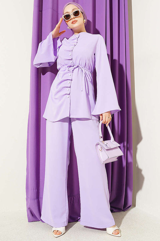 Ensemble deux pièces lilas avec boutons en perle et détails plissés