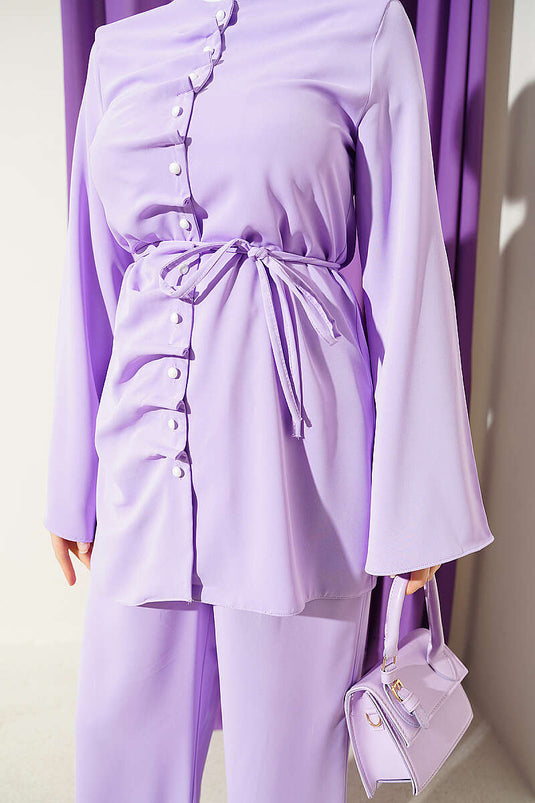 Ensemble deux pièces lilas avec boutons en perle et détails plissés